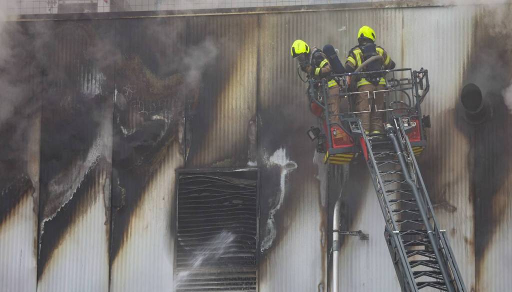 FOTO in VIDEO: Požar zajel eno izmed skladišč BTC-ja, z ognjenimi zublji se bori več kot 300 gasilcev