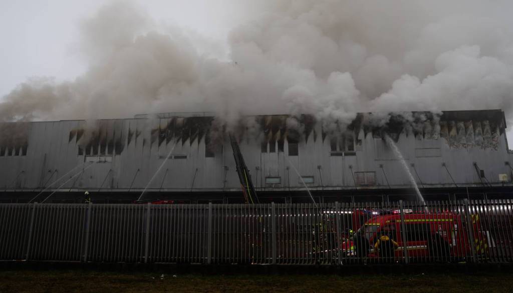 FOTO in VIDEO: Ognjeni zublji zajeli eno izmed skladišč BTC-ja, požar gasi več kot 300 gasilcev