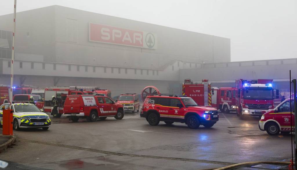FOTO in VIDEO: Po šestih urah požar v skladišču trgovine Spar lokaliziran, objekt močno poškodovan