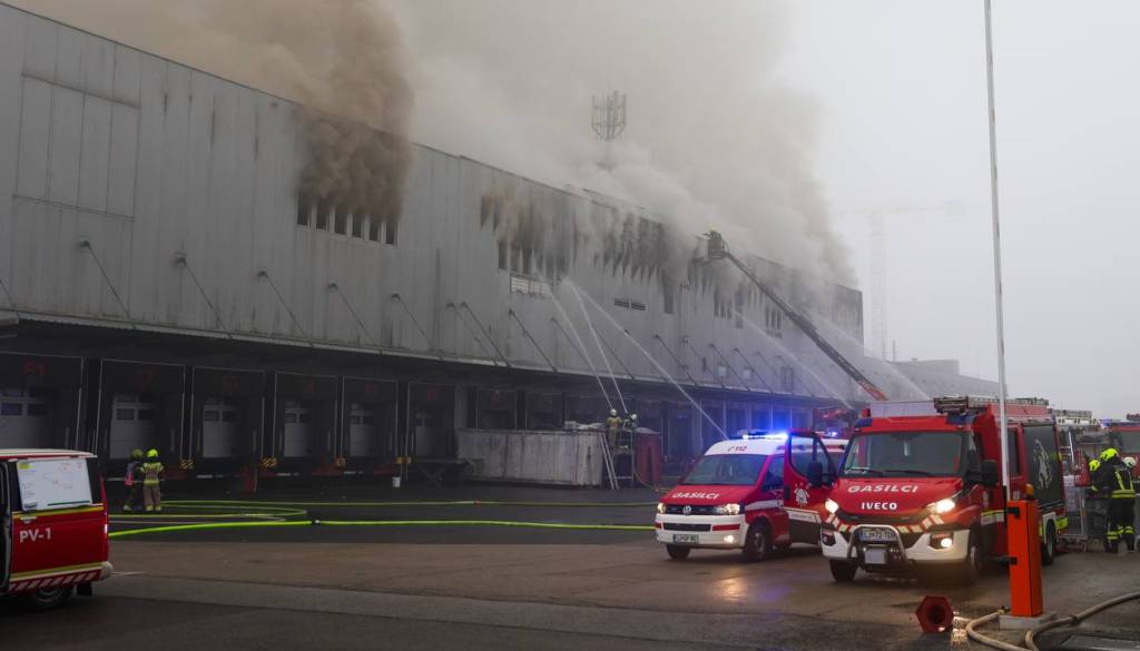 FOTO in VIDEO: V enem izmed skladišč BTC-ja izbruhnil požar, na kraju več kot 300 gasilecv