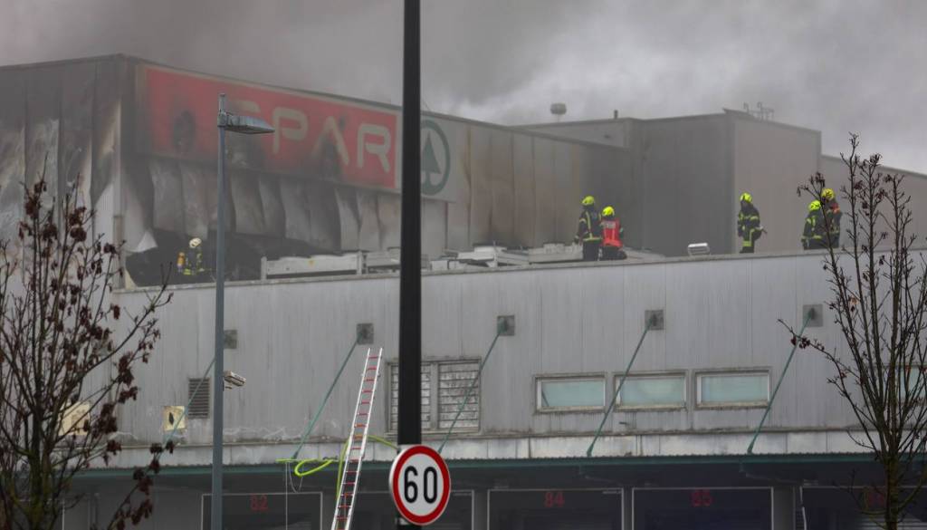 FOTO in VIDEO: Skoraj 400 gasilcev se je več ur borilo s požarom v skladišču trgovine Spar, objekt močno poškodovan
