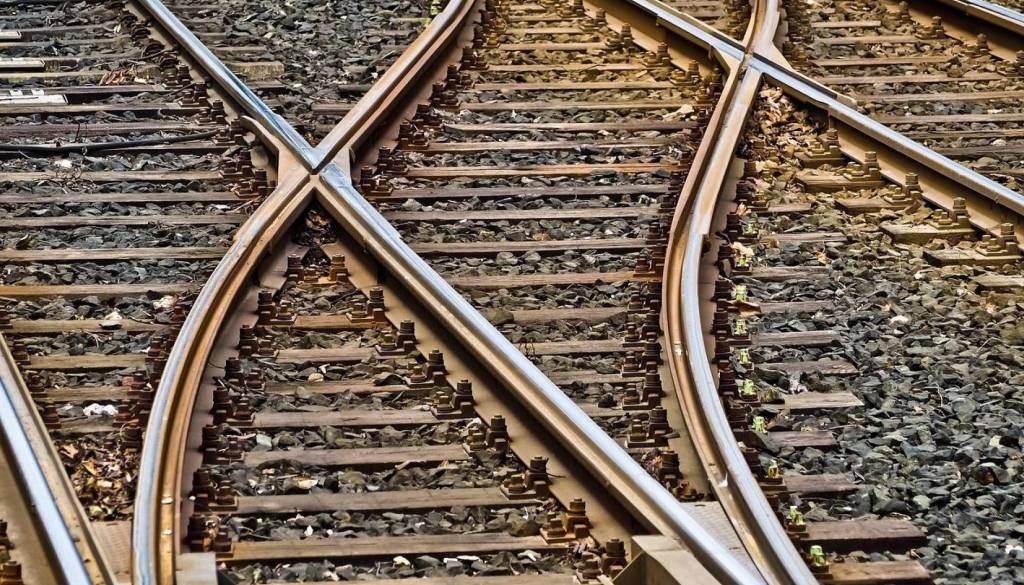 Vlak na železniškem prehodu zbil mlado dekle, utrpela je hude poškodbe