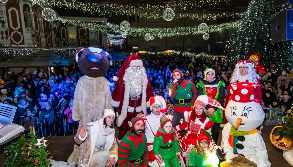 FOTO in VIDEO: Ptujski Božiček že drugo leto na Mestni trg s spektakularnim spustom