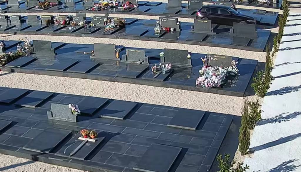 VIDEO: Bizaren prizor s pokopališča, voznik z avtom zapeljal med grobove