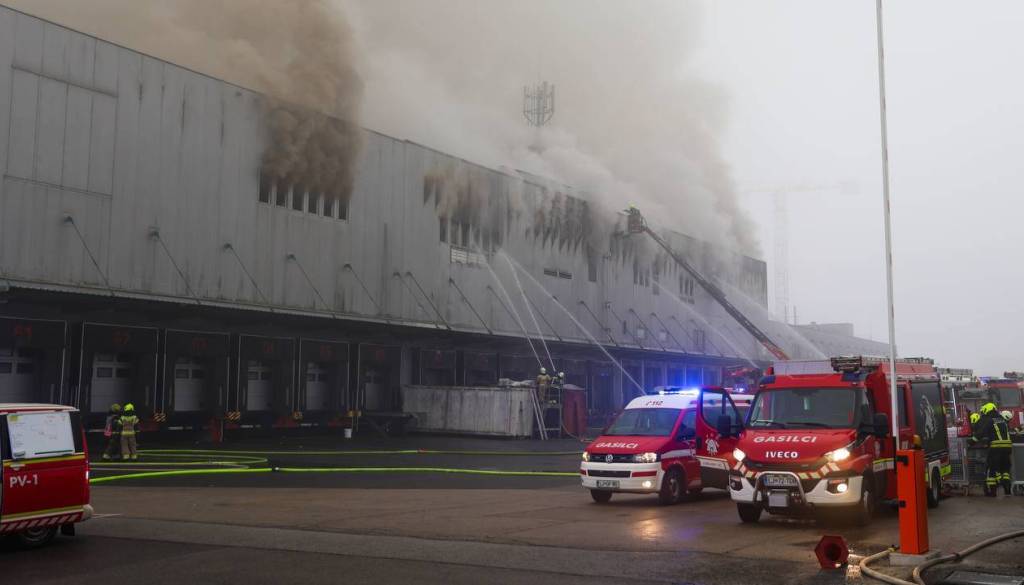Požar v Sparovem skladišču: Kaj to pomeni za ljubljanske kupce in česa v trgovinah morda ne bo?