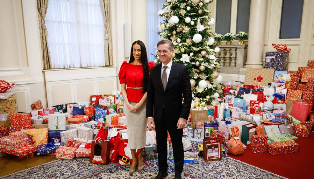 »Božičkova koalicija«: Premier Golob in Tina Gaber Golob gostila prednovoletni dobrodelni sprejem