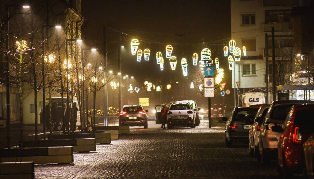 Nakupi in opravki tik pred prazniki: Preverite spremenjen odpiralni čas