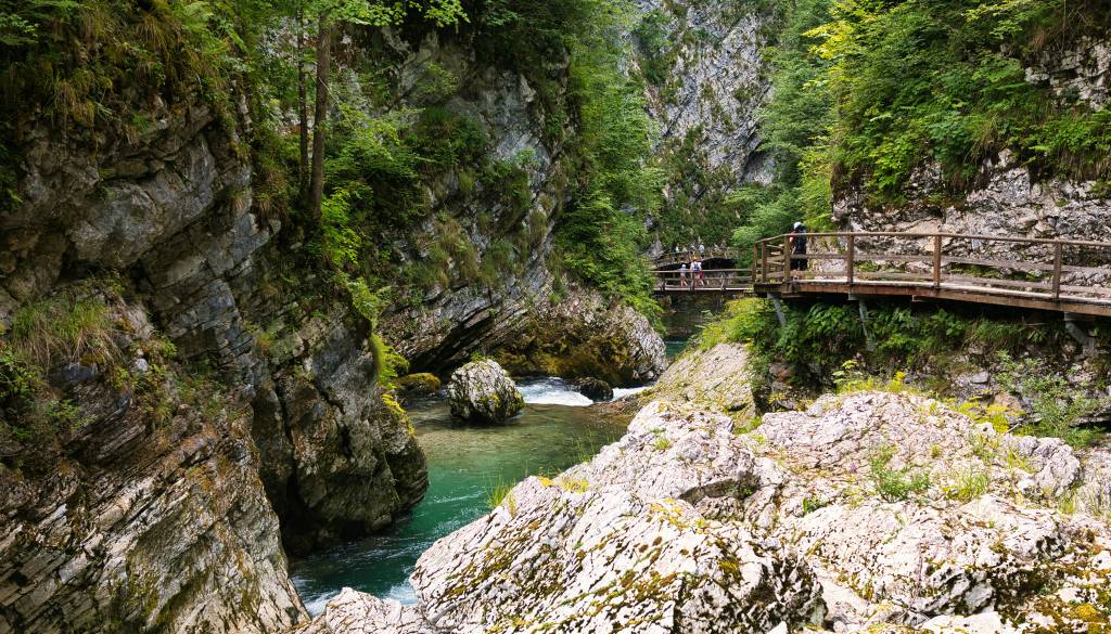Plačljive naravne znamenitosti boste odslej lahko obiskali tudi brezplačno, višje kazni za nedovoljeno vožnje v naravi