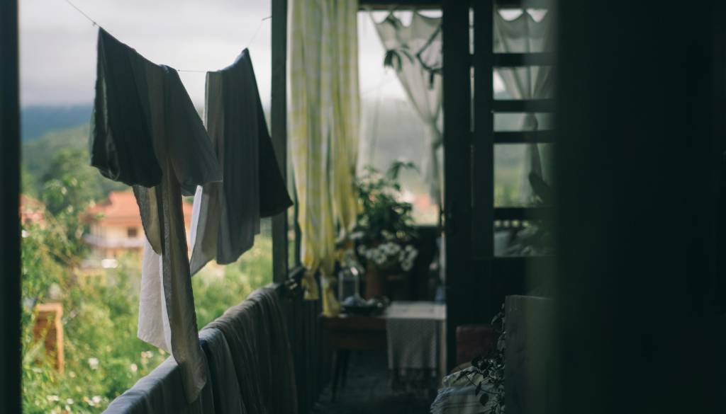 Bežigrajčanka ne bo več trpela: V njen atrij z višjih nadstropij padajo rože, smeti in ogorki