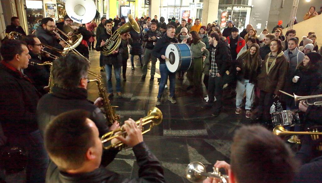 Zvečer na Čopovi: Trubači igrali kljub prepovedi in delili kuhano vino