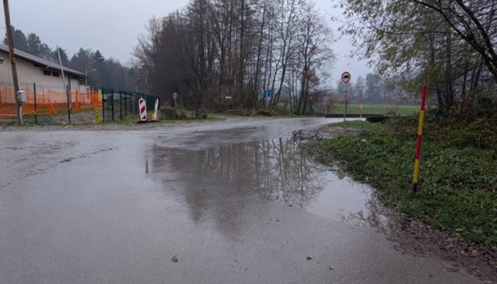 Stoječa voda in tranzitni promet jezita prebivalce Dravelj
