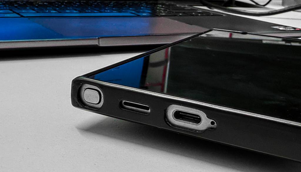 Skrivnostna luknjica na telefonu: Čemu pravzaprav služi?