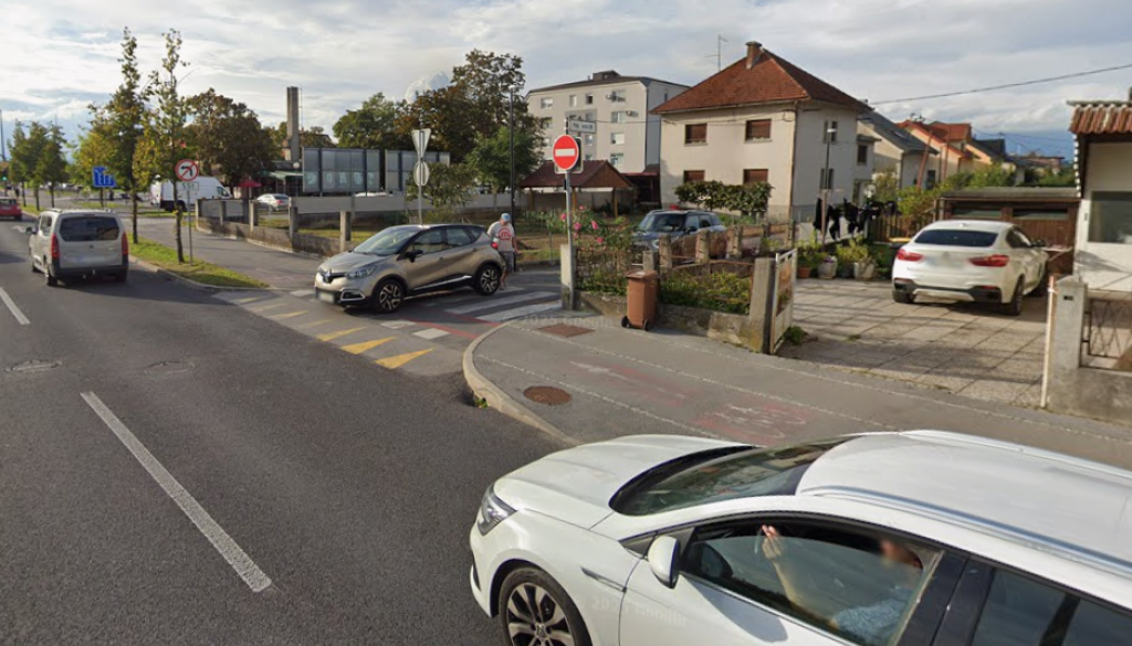 Vozniki v tem delu Ljubljane zapeljejo na kolesarsko stezo, občina nevarnosti ne vidi