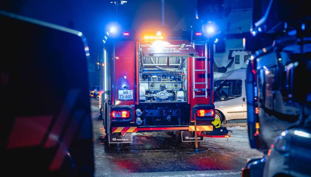 Ogenj izbruhnil v kleti, škoda visoka