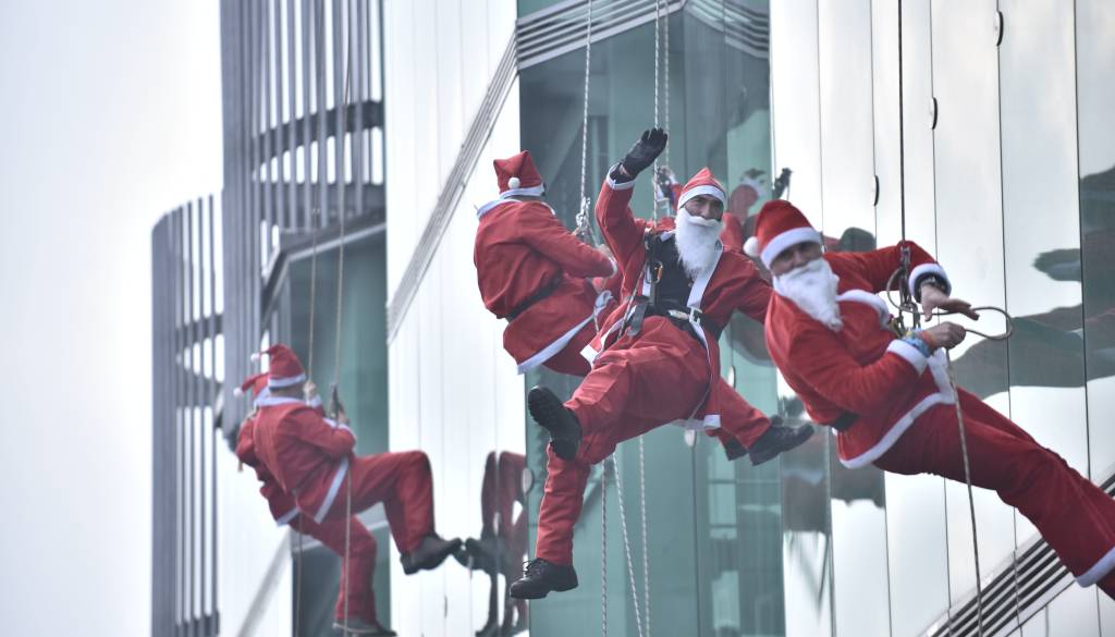 FOTO in VIDEO: Božički se znova spustili s Pediatrične klinike in razveselili male bolnike