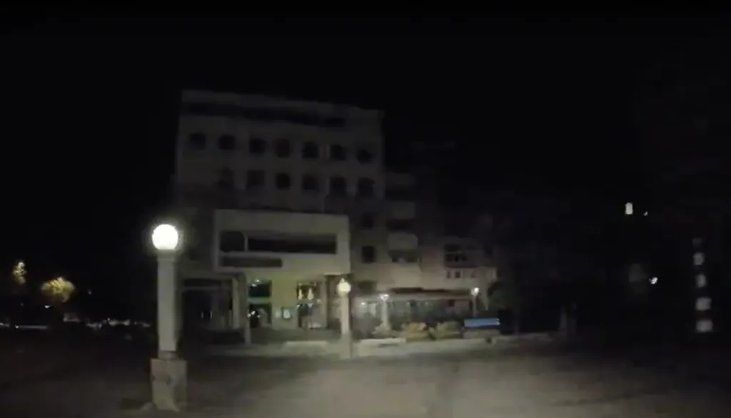 Z ukradenim avtom divjali po Ljubljani in rušili otroška igrala, takšna kazen jih je doletela