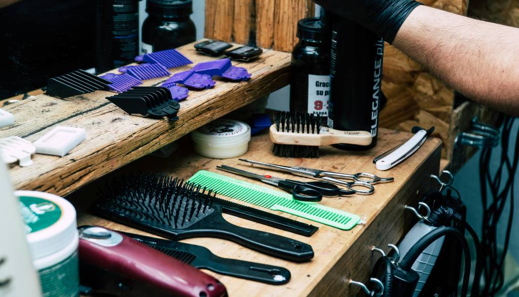 V brivnici zavrnili žensko, ki je hotela priti na oblikovanje moške frizuro