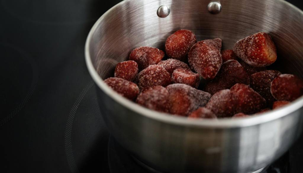 V zamrznjenih jagodah odkrili prepovedane pesticide