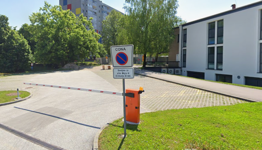 Parkirišče pri tej ljubljanski osnovni šoli bi lahko popoldne odprli tudi za starše