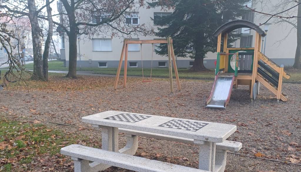 FOTO: V sklopu participativnega proračuna postavili novo mizo za šah. Preverite, kje stoji