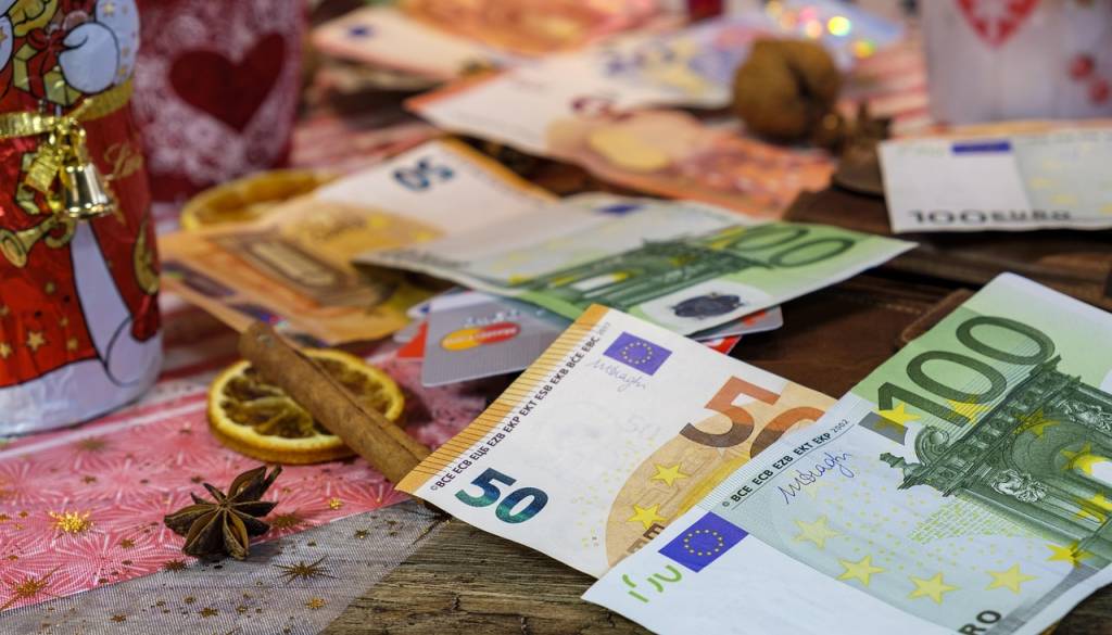 Božičnico izplačal, nato od delavca zahteval, naj mu znesek vrne v gotovini