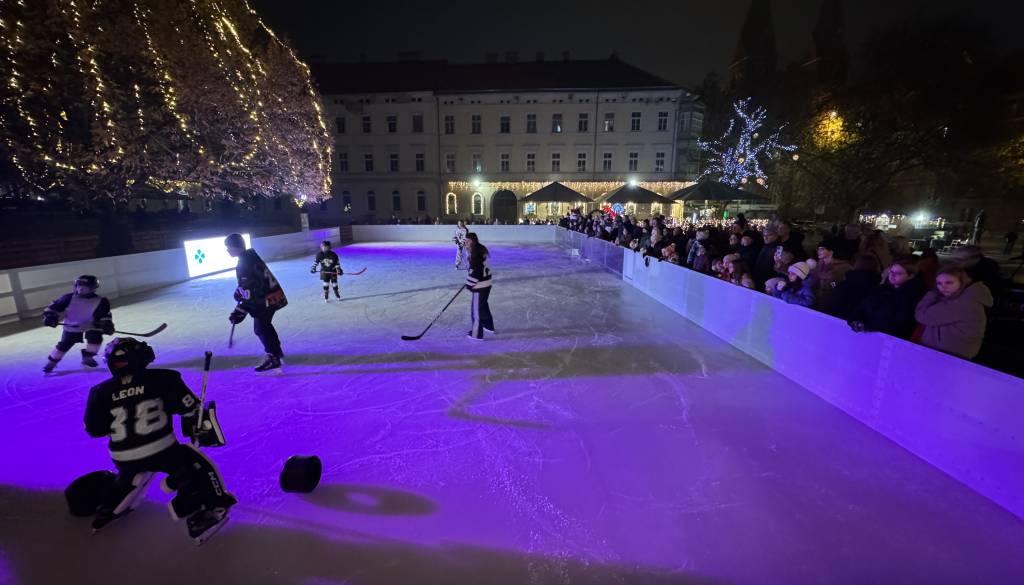 FOTO in VIDEO: Pa smo ga dočakali! V Mariboru odprli praznično drsališče