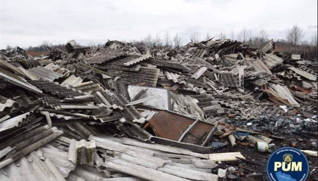 Okoljski škandal ob meji: Hrvati odkrili do 60 ton azbestnih plošč, pripeljali naj bi jih iz Slovenije