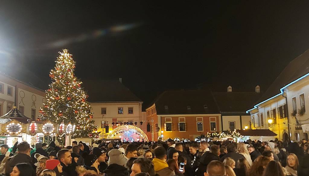 Varaždin zasijal v prazničnih lučkah: ulice polne obiskovalcev, advent navdušuje z razkošnim programom