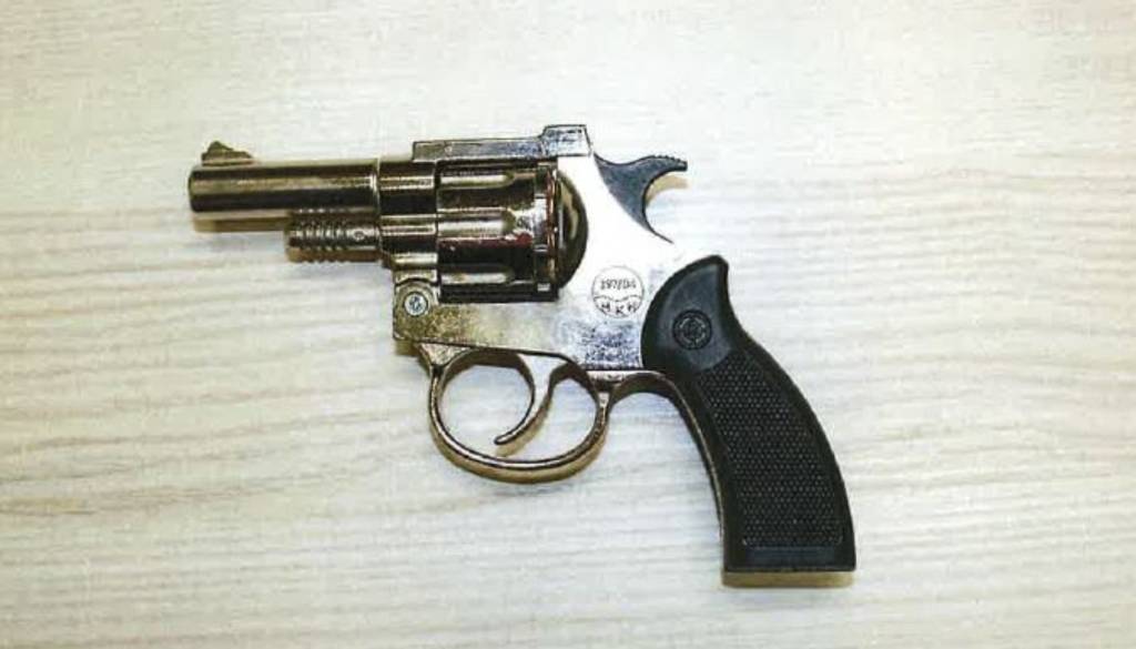 Zaposleni v trafiki grozil z revolverjem, iz blagajne ukradel šop bankovcev: 44-letnik s kaznivimi dejanji zbiral denar za droge