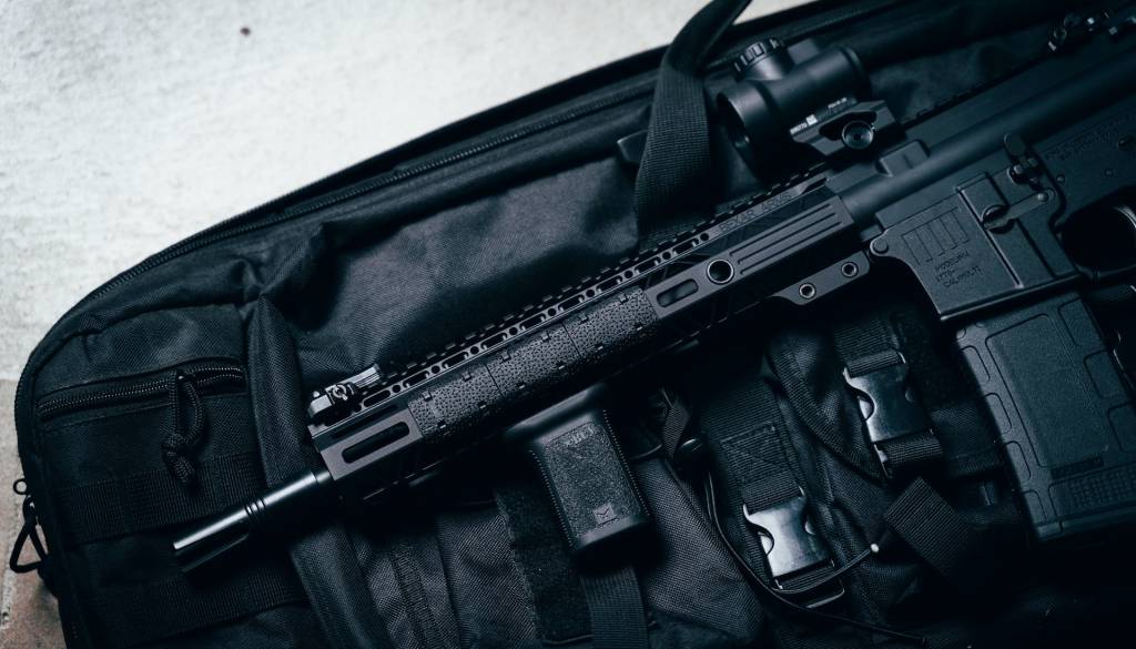 Pomurski policisti razkrili ozadje preiskav zaradi poziranja z orožjem, to vse so zasegli