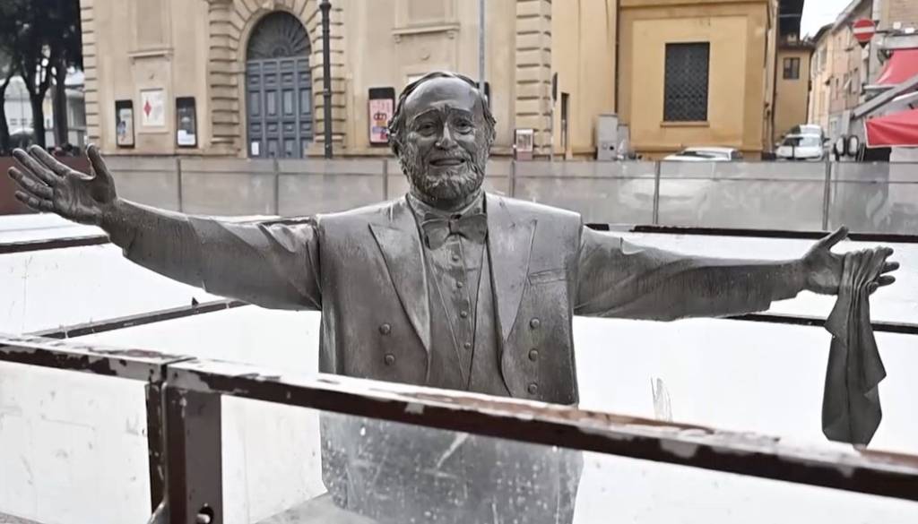 Pavarottijev kip do kolen v ledu, vdova ogorčena