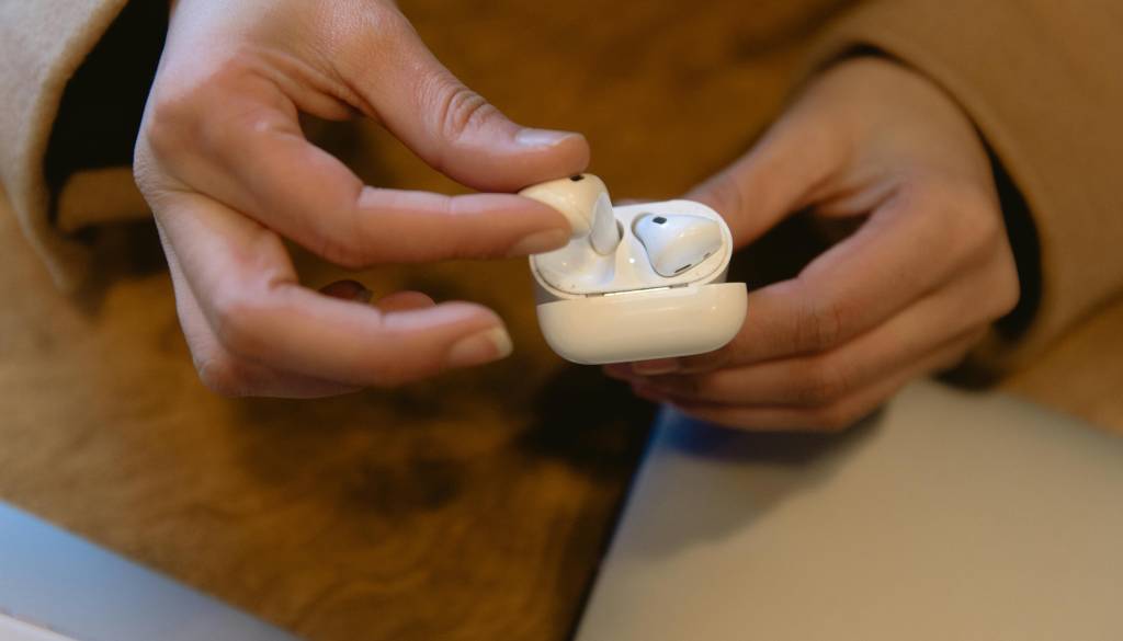 Zveza potrošnikov opozarja na 'kemijske koktejle' v slušalkah, tudi otroških