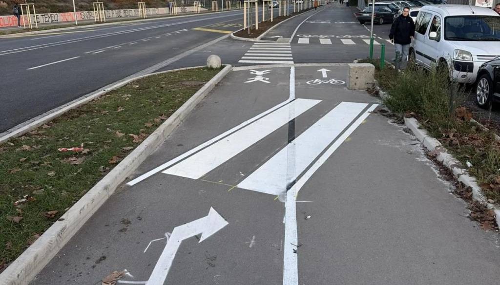 Nevarna prenova na Linhartovi cesti: Bi se vi znašli na taki kolesarski stezi? Ljubljančani komentirajo