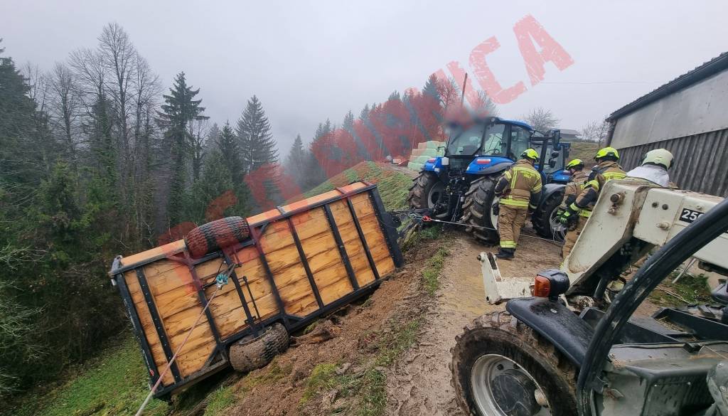 FOTO: Prevrnjena prikolica z bikom sprožila večurno gasilsko intervencijo