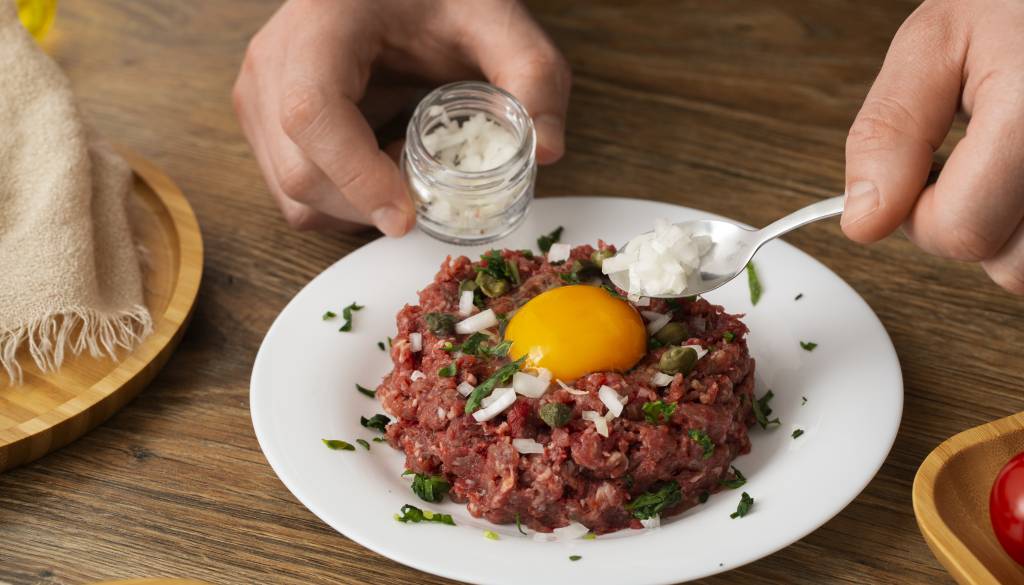 Potrošniki, pozor! Zaradi nevarne bakterije odpoklican tatarski biftek