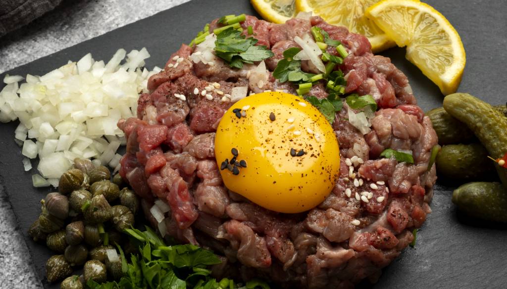 V tatarskem bifteku iz Markovcev so našli nevarno bakterijo