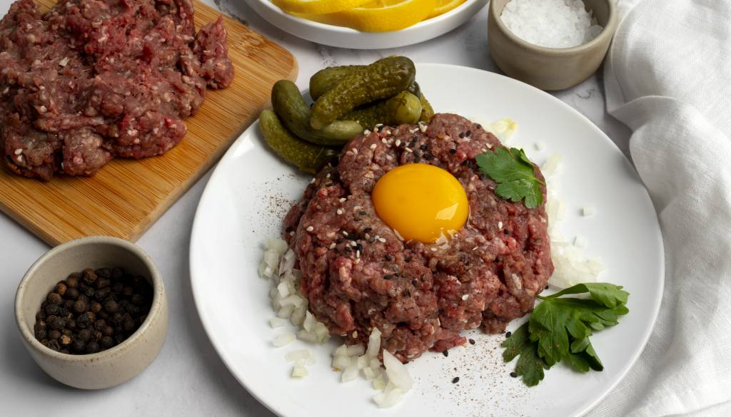 Uradni nadzor razkril nevarno bakterijo v tatarskem bifteku štajerskega proizvajalca