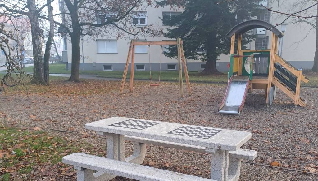 V Mariboru v okviru participativnega proračuna postavili mizo za šah in plezalno steno