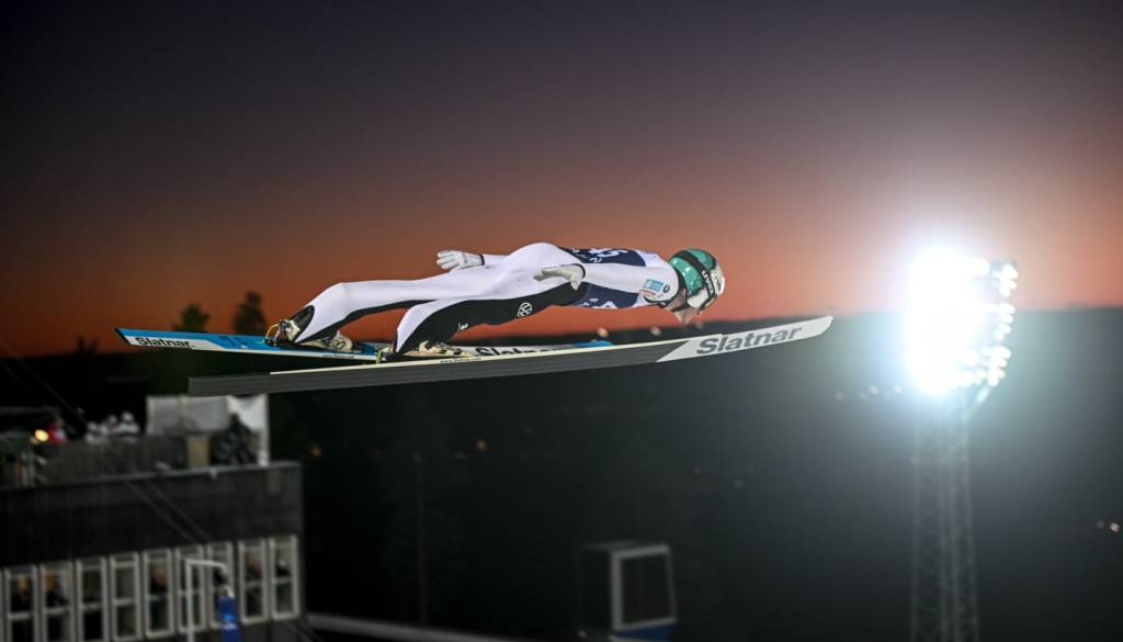 Domen Prevc po seriji zmag tokrat ustavljen tik pod vrhom, prehitel ga je Kobayashi 