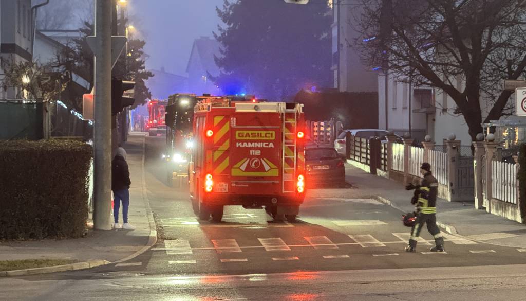 Požar v bloku na Kocetovi na Taboru: Ena oseba poškodovana, stanovalce evakuirali, ulica je zaprta
