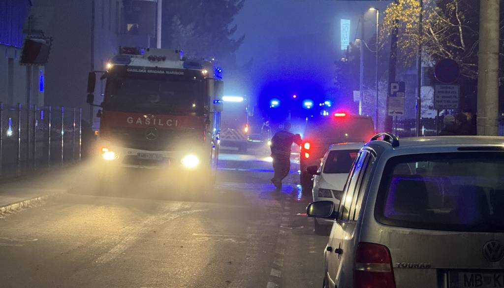Adventni venček povzročil požar v Mariboru, ena oseba v smrtni nevarnosti