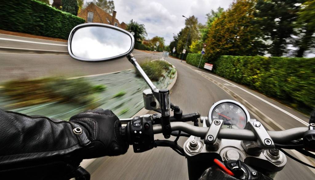 Tragičen trk v Hočah: Motorist hudo poškodovan, voznica avtomobila nepoškodovana
