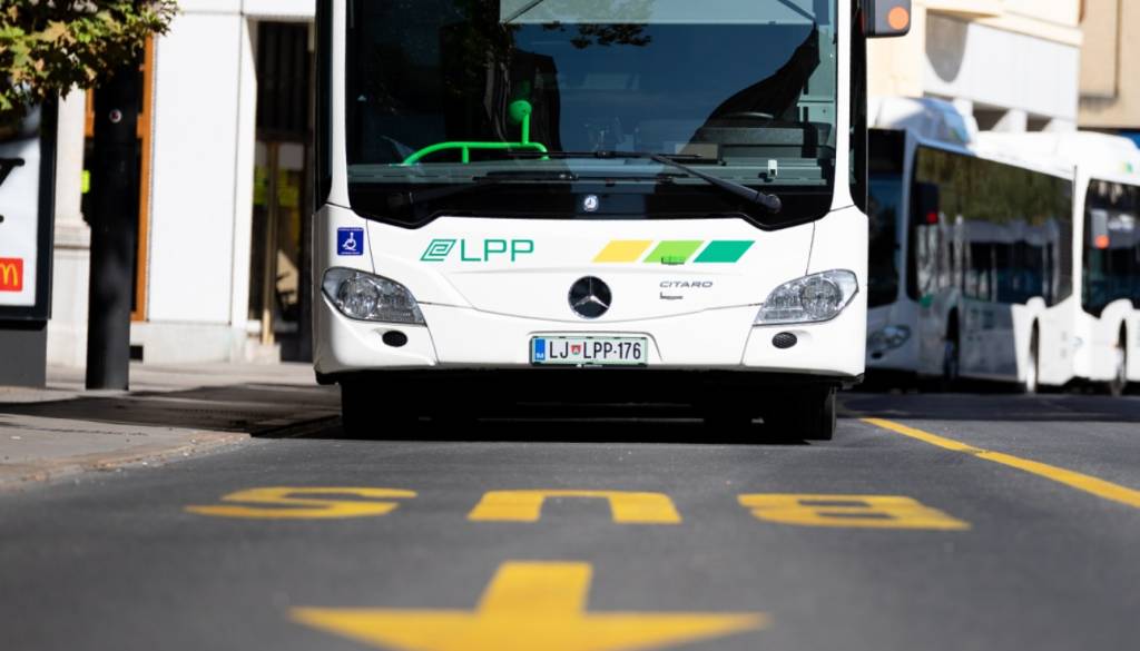 Vožnja po rumenem pasu brez strahu pred kaznijo? Redarstvo priznava omejen nadzor, upajo na spremembo zakonodaje