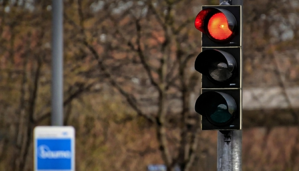 Mariborski vozniki izgubljajo živce pri rdečih lučeh: Bodo kdaj dočakali ''zeleni val''?