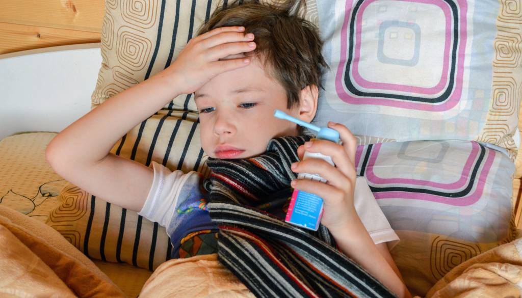 Starši se sprašujejo, kdaj po bolezni naj gre otrok nazaj v vrtec ali šolo