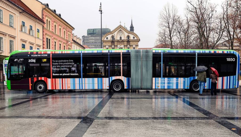 Novi vodikovi avtobusi polepljeni s sporočili: Zakaj Ljubljana javni prevoz spreminja v oglasni prostor in koliko zasluži?