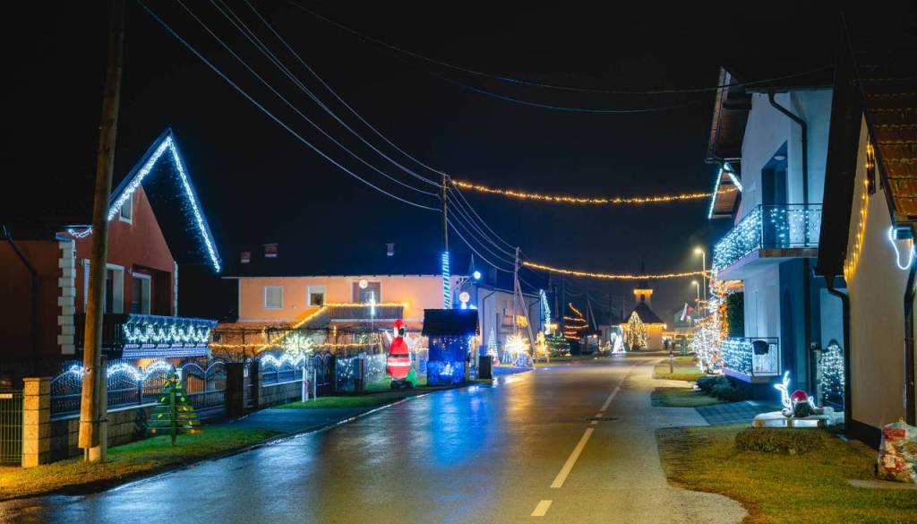 FOTO in VIDEO: Starošinci - vas, ki vsako leto zažari: Vaščani s skupnimi močmi ustvarijo pravljico