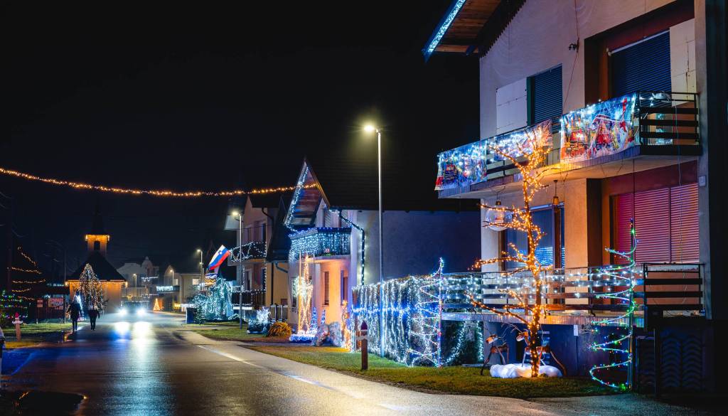 FOTO in VIDEO: Tako je videti letošnja praznična okrasitev v Starošincih