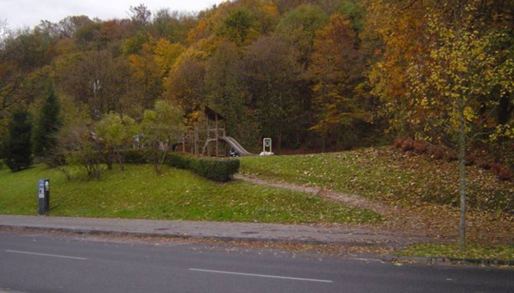 Brez garaže pod zelenico v Šiški, Mestna občina Ljubljana in država vsak na svoji strani