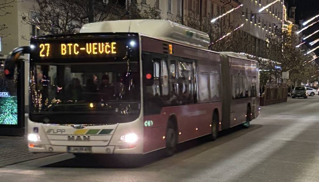 Mestni avtobus se ni ustavil, starš z otrokom ostal na postaji in zamudil v službo – čigava je odgovornost?